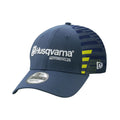 Husqvarna Team Curved Cap 2024 by New Era® – Topi Curved Cap Resmi Husqvarna, One Size